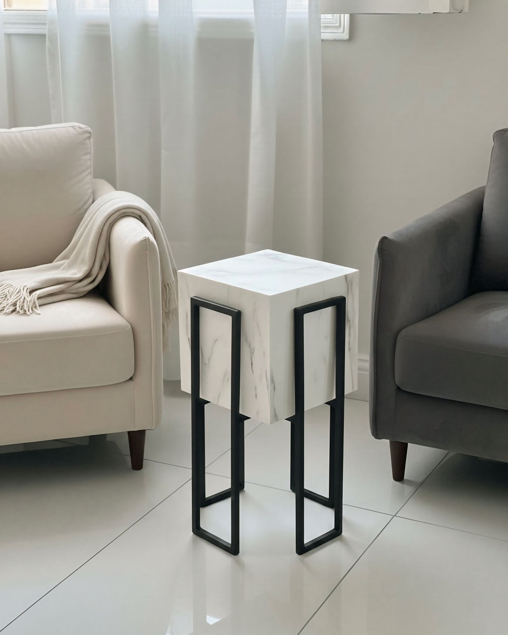 Black Stand white plant pot (2 sizes Available)