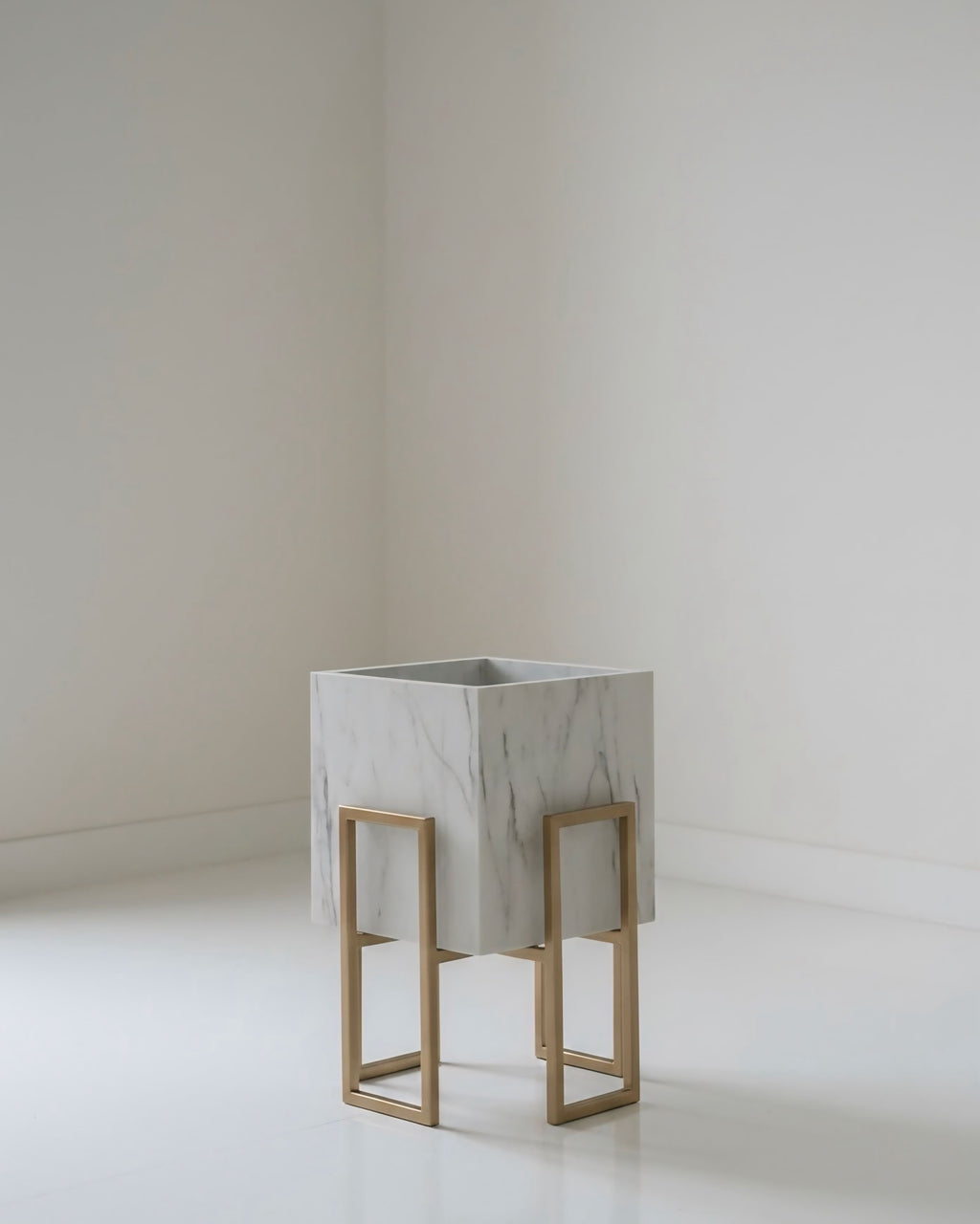 Gold Stand white plant pot (2 sizes Available)