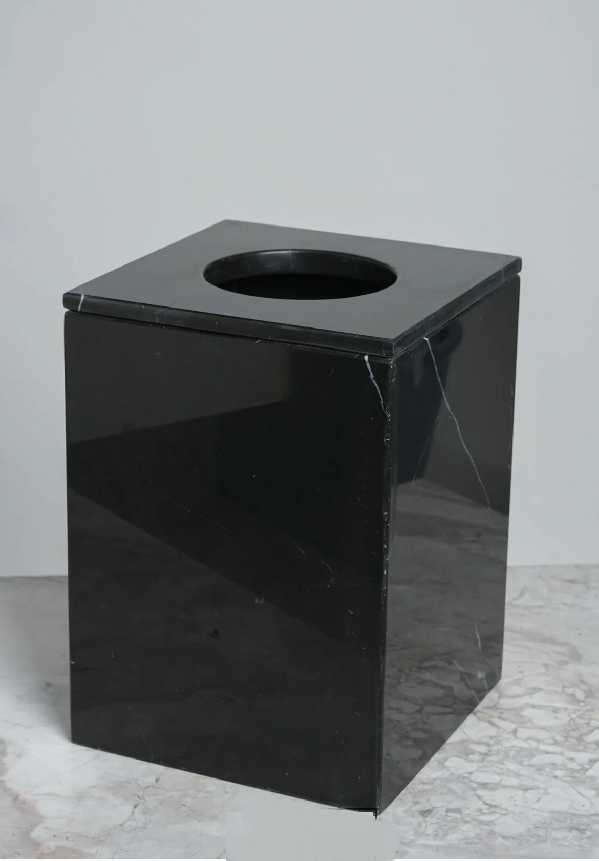 Marble basket with cover
