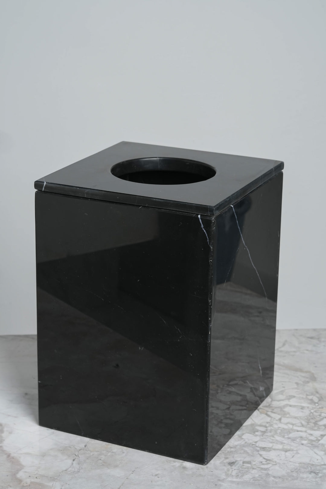 Marble basket with cover