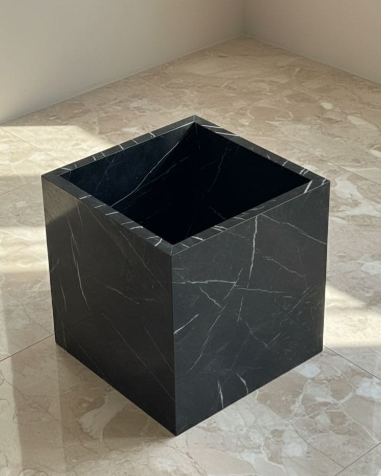 Black glossy plant pot Alike Marble